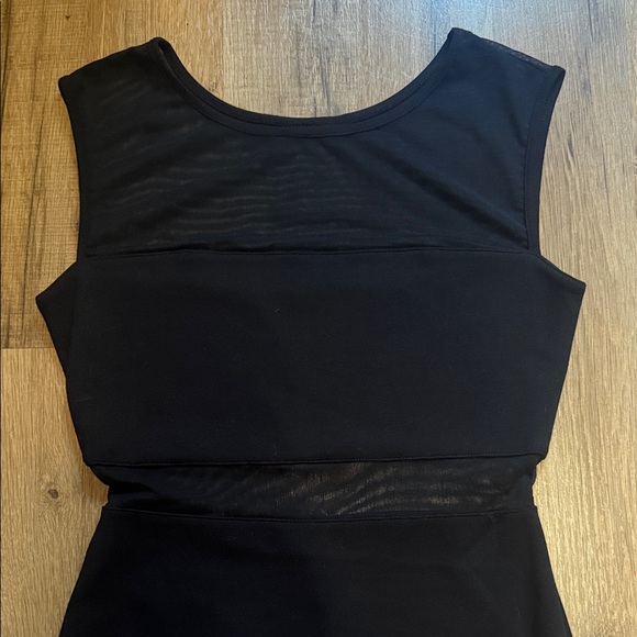 Elegant Black Sleeveless Dress - Picture 2 of 6